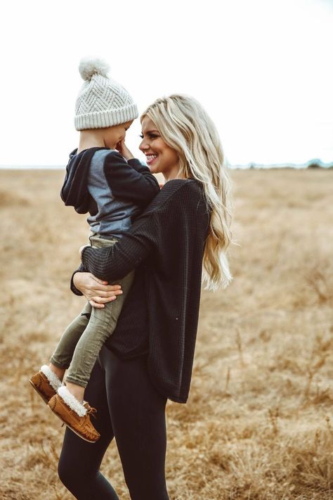 Simple Photo Ideas, Mother Day Photoshoot, Mother Day Photoshoot Mini Sessions, Mother Son Pictures, Mommy Son Pictures, Son Photoshoot, Son Pictures, Mother Son Photos, Boho Mother