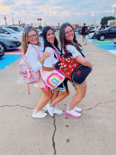 Little Kid Backpack Senior Year, Senior Backpacks, Idea With Friends, First Day Of Senior Year, Glitter Rainbow, Pose Idea, Pink Backpack, Senior Year, Kids Backpacks