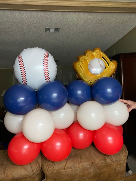 Baseball Birthday Table Decor, Baseball Balloon Centerpieces, Baseball Party Balloons, Baseball Balloon Arch, Kids Baseball Party, Baseball Balloons, Dodgers Birthday Party, Softball Decor, Baseball Centerpiece