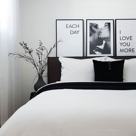 Black White And Grey Bedroom, Black White Bedroom, Black White Bedrooms, White Bedroom Decor, Dekorasi Kamar Tidur, Black Bedroom, Bedroom Black, Room Makeover Bedroom, Black Accessories