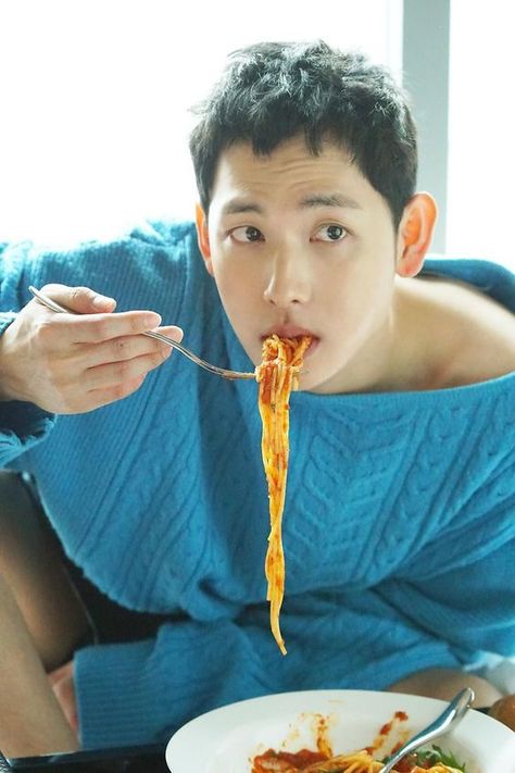 Pose Reference Eating, Eating Reference Pose, Eating Pose Reference, Eating Poses, Eating Pose, Eating Spaghetti, Im Siwan, 얼굴 드로잉, Asian Man