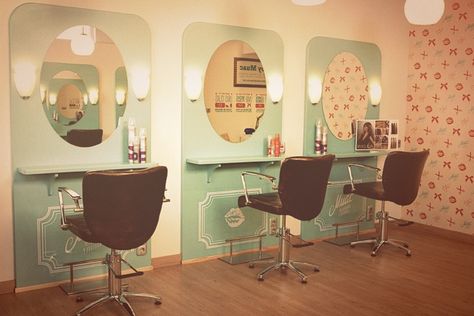 Vintage Salon Decor, Girls Dressing Room, 50s Chairs, Vintage Hairdresser, Salon Suite Decor, Vintage Beauty Salon, Vintage Hair Salons, Salon Suites Decor, Estilo Pin Up