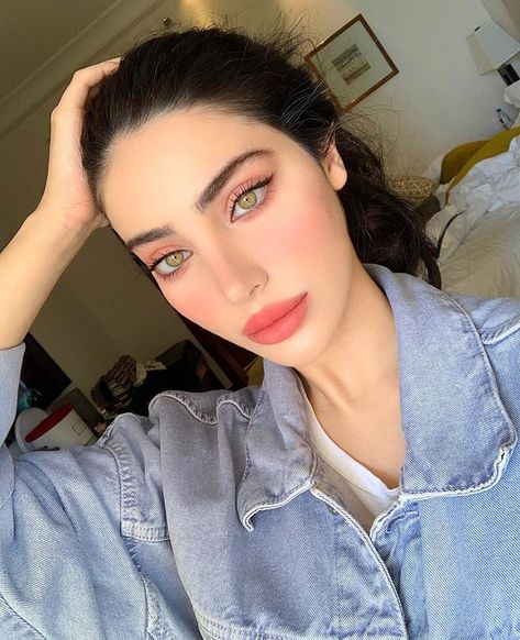 NEGIN på Instagram: "Tell me what’s your favourite book I want to read every piece over and over 🦋been feeling the matte lips lately @colourpopcosmetics" Negin Vand, Negin Ghalavand, Vegan Makeup Brands, Rose Gold Eye Makeup, Bold Eyebrows, Latest Makeup, Makeup Photography, Brunette Girl, Girls Makeup