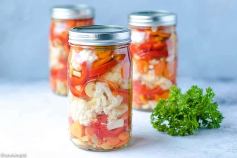 My go to recipe for fresh pickled vegetables - Easy Pickled Vegetables Cauliflower, Red Peppers And Carrots. Quick and easy to make, crunchy and flavorful. Canned Cauliflower Recipes, Canned Cauliflower, Pickles Cauliflower, Pickles Canning, Giardiniera Recipe, Canned Veggies, Vegetable Marinade, Pickled Fruit, Pickled Vegetables Recipe