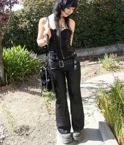 Goth Outfits With Leggings, Emo Fits Aesthetic, Concert Goth Outfit, Pretty Punk Outfits, Small Leather Jacket Outfit, Cute Goth Summer Outfits, 2000s Fashion Goth, Tripp Skirt Outfit, Goth 2000s Fashion