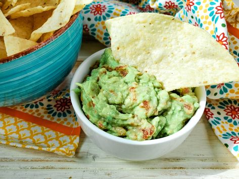 2 Ingredient Guacamole Recipe Easy Guacamole Dip, Guacamole Dip Recipes, Blackberry Mojito, Quick Guacamole, Easy Guacamole Recipe, Entertaining Snacks, Best Guacamole, Guacamole Recipe Easy, 2 Ingredient Recipes