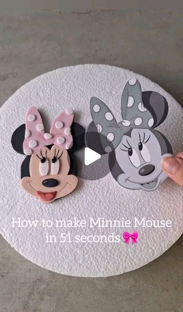 Minnie Mouse First Birthday Cake Pink, Mickey Mouse Diy Cake, Minnie Mouse Cake Tutorial, Minnie Mouse Fondant Tutorial, Diy Minnie Mouse Decorations, Dort Minnie, Minnie Mouse Cake Decorations, Minnie Mouse Cakes, Minnie Mouse Cake Design