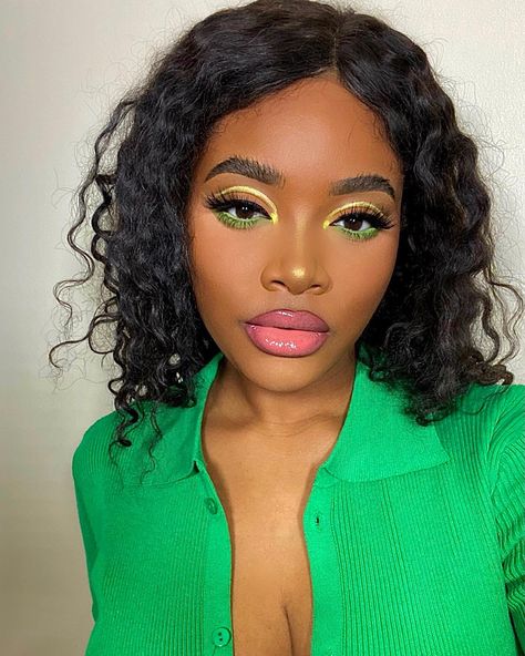 Bottom Eyeshadow Looks, Green Graphic Liner, Green Makeup Look, Under Eye Makeup, Green Smokey Eye, Office Makeup, Awesome Makeup, Green Makeup, Glam Makeup Look