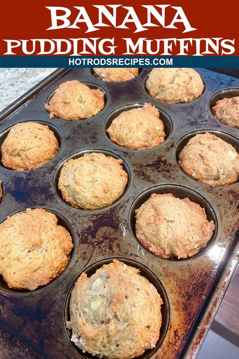 Super Moist Banana Pudding Muffins! These are so addictive it's impossible to eat just one! Moderation will be key here. Pudding Mix Muffins, Banana Pudding Muffins, Bread Pudding Muffins, Moist Banana Muffins, Keto Pudding, Chocolate Chip Pudding, Banana Bread Pudding, Banana Cream Pudding, Banana Nut Muffins