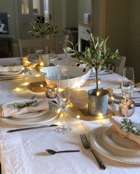 Karen on Instagram: “There’s nothing like a bit of twinkle on the dinner table when entertaining, fairy lights and food always makes me think of the lovely…” Candle Light Dinner Ideas, Valentine Day Aesthetic, Romantic Candlelight Dinner, Romantic Dinner Decoration, Romantic Candle Light Dinner, Candlelight Dinner, Romantic Candlelight, Day Aesthetic, Dinner Party Table