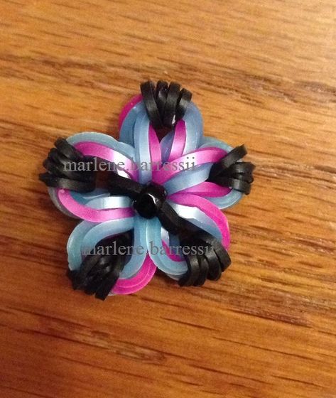 Created this Flower Charm by using... "Made By Mommy's Mini Cross Band Charm Tutorial" --- (Marlene.Barressii) Loom Bands Instructions, Loom Band Charms, Loom Bands Tutorial, Loom Band Patterns, Rainbow Loom Bracelets Easy, Fun Loom, Loom Love, Rainbow Loom Tutorials, Rainbow Looms