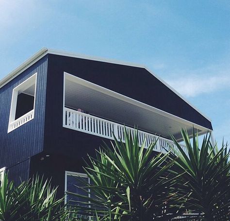 navy Black Beach House, White Weatherboard House, Bees House, House Hamptons, Investment Design, Palm Beach Sydney, Hamptons House Exterior, Beach House Colors, Weatherboard House