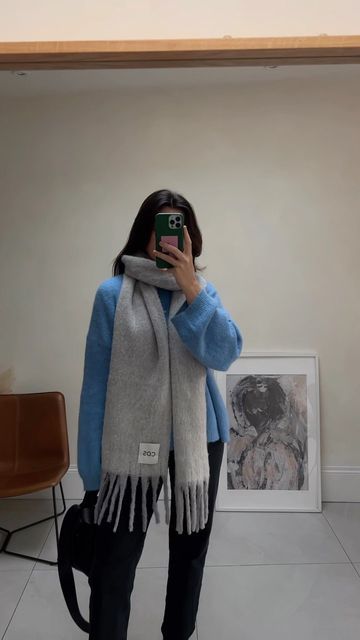 Grey Scarf Outfit, Gray Scarf Outfit, White Scarf Outfit, Big Scarf Outfit, Cap With Scarf, Streetwear Caps, Scarf Fits, Cream Outfit, Fuzzy Scarf