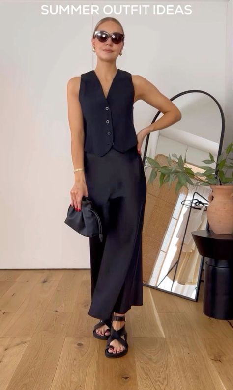 Black Waistcoat Outfit, Waistcoat Outfit Women, Waistcoat Outfit, Character Dress Up, Casual Edgy, Black Waistcoat, Waistcoat Woman, Mode Instagram, Fest Outfits