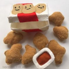 Free felt food pattern and tutorial for felt chicken nuggets, chicken nugget box and sauce cup. Felt Dinner Food, Free Felt Food Patterns Printables, Felt Food Patterns Free Templates, Diy Felt Food, Felt Chicken, Felt Food Pattern, Nuggets Chicken, Felt Food Diy, Felt Food Patterns