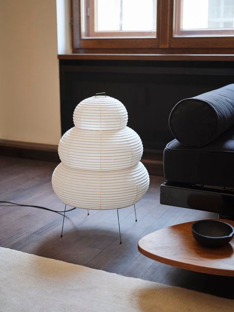 Wabi Sabi Home Decor, Japanese Paper Lanterns, Circle Table, Traditional Lanterns, Tripod Table Lamp, Isamu Noguchi, Light Sculpture, Gifu, Washi Paper