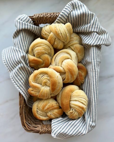 Best Garlic Knots Recipe + video - That Bread Lady Best Garlic Knots, Christmas Morning Cinnamon Rolls, Cinnamon Roll Wreath, Morning Cinnamon Rolls, Garlic Buns, Tangzhong Method, Sourdough Ideas, Garlic Butter Spread, Roll Wreath