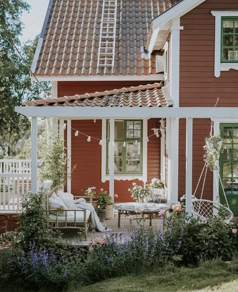 Swedish Farmhouse, Modern Wooden House, Koti Diy, Swedish Cottage, Red Houses, Sweden House, Cottage Inspiration, Swedish House, Countryside House