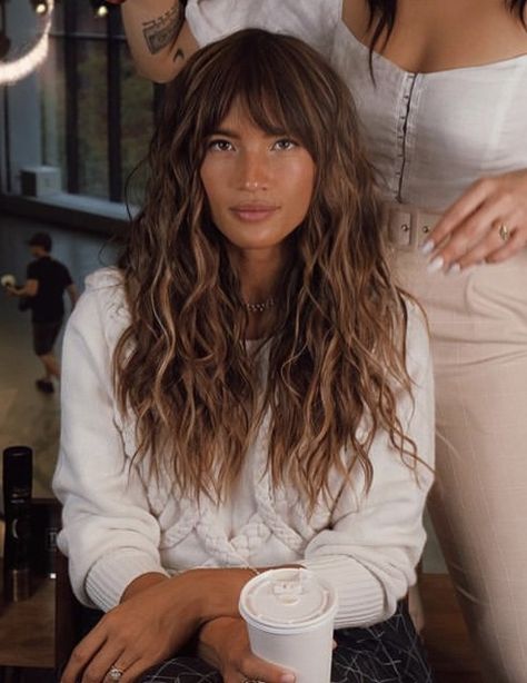 Long Curly Hair Balayage Brunettes, 2b Bangs, Bangstyle Hair Long Curly, Hair Colour For Olive Skin Tone, Curly Long Hair With Bangs, Wavy Hair Fringe, Curls And Bangs, Hair Motivation, Brown Curly Hair