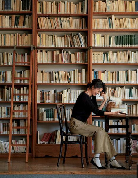 Library Photo Shoot, Library Aesthetic, Casa Country, Book Cafe, Woman Reading, Girl Reading, Book Girl, Book Photography, Book Aesthetic