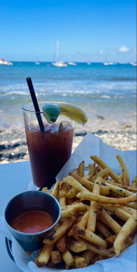 instagram: syd.eliz restaurants in hawaii, maui, travel destinations, luxury dining, oceanfront restaurant photo inspo Hawaii Drinks Aesthetic, Beach Restaurant Aesthetic, Beach Club Aesthetic, Oceanfront Restaurant, Dining Island, Hawaii Restaurant, Vida Aesthetic, Beach Cocktails, Lounge Club