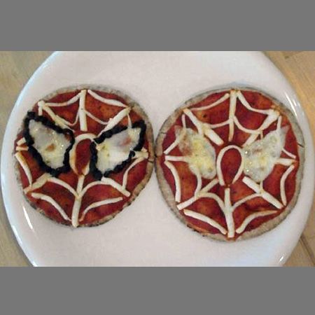 spider man pizza for the kiddies. Canteen School, Superhero Party Food, Pita Bread Pizza, School Canteen, Kid Foods, Kid Recipes, Custom Pizza, Spiderman Birthday Party, Kids Themed Birthday Parties