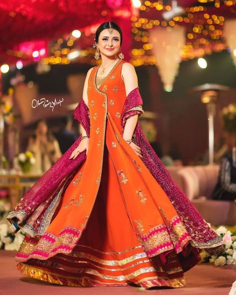 Angrakha Frock, Mayo Dress, Outfit Ideas Wedding, Angrakha Kurti, Casual Bridal Dress, Trendy Kurti, Kurti Styles, Mehndi Dress, Bridal Dresses Pakistan