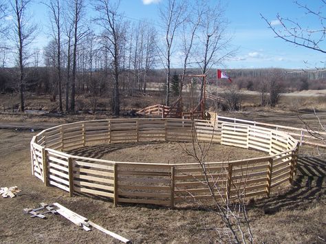 50' roundpen wooden fencing Diy Round Pen, Corral Ideas, Round Pens For Horses, Wooden Fencing, Paddock Trail, Horse House, Horse Pens, Ranch Fencing, Dressage Arena