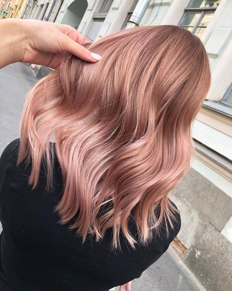 Medium Rose Blonde Hair, Peach Blonde Balayage, Champagne Blonde Hair Rose Gold, Rose Beige Hair, Medium Length Hair With Curls, Pinkish Blonde Hair, Hairstyle With Layers, Peachy Pink Hair, Layers Haircuts