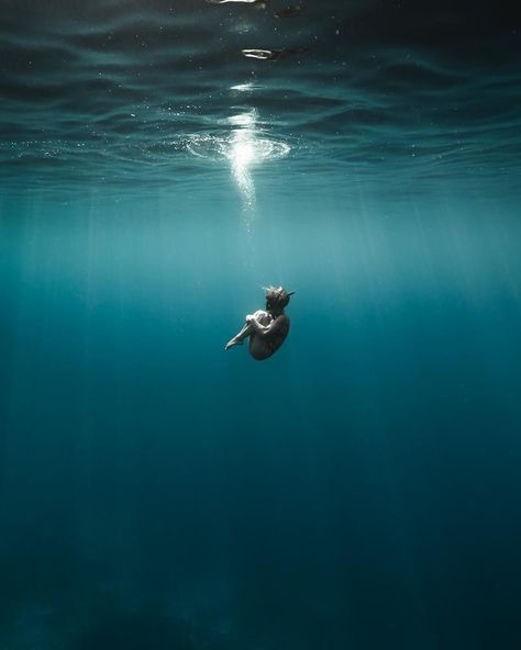 People Sinking In Water, Under Water Photography People, Person Falling Into Water, Under Water Looking Up, Person Falling In Water, Floating In Water Art, Free Diving Photography, Screaming Underwater, Under Water Aesthetic