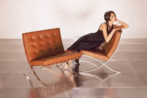 Lily Reich - Overlooked: The Female Modernist Behind Iconic Bauhaus Designs Barcelona Couch, Knoll Barcelona Chair, Annie Sloan Paint Colors, Knoll Furniture, Bauhaus Furniture, Ludwig Mies Van Der Rohe, Bauhaus Design, Van Der Rohe, Mies Van Der Rohe