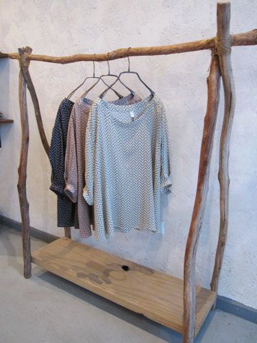 Que faire avec des branches mortes ? - Les anges du bonheur Diy Garderobe, Dressing Pas Cher, Butik Design, وابي سابي, Koti Diy, Interior Boho, Hemma Diy, Wooden Rack, Hampi