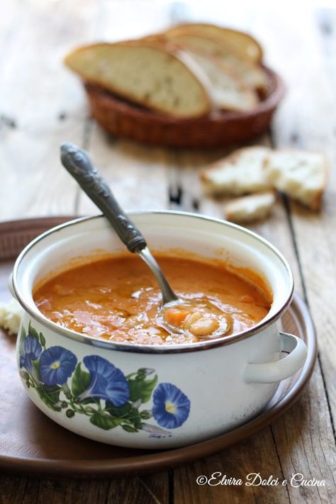 Zuppa di fagioli cannellini e patate ricetta cremosa - Elvira Dolci e Cucina Italian Food Menu, Best Italian Dishes, Confort Food, La Food, Best Dinner Recipes, Soup And Sandwich, Italian Dishes, Chicken Dinner Recipes, Food Menu