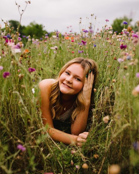 sad to see spring go Senior Photoshoot Poses, Flower Photoshoot, Senior Photoshoot, Senior Photography, Photoshoot Poses, Senior Photos, Senior Pictures, Wild Flowers, Flowers