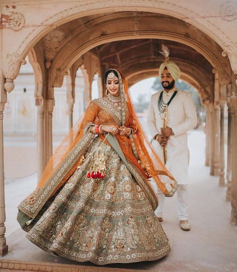 Unique And Trending Dupatta Draping Ideas For Brides! Sikh Wedding Photography, Bride Groom Photoshoot, Sikh Bride, Groom Photoshoot, Wedding Lehenga Designs, Indian Bride Outfits, Bridal Lehenga Collection, Indian Wedding Couple, Indian Wedding Photography Poses