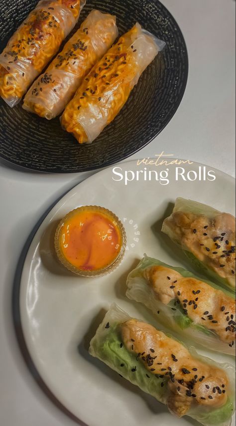 Chicken Spring Roll Recipe Rice Paper, Viet Spring Rolls, Springrolls Ricepaper Fried, Vegetable Spring Rolls Rice Paper, Vegetarian Spring Rolls Rice Paper, Rice Paper Rolls, Spicy Noodles, Salad Wraps, Spring Rolls