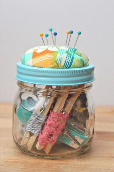 Sewing Kit Organizer, Sewing Kit Tutorial, Sewing Kit Gift, Sewing Kits Diy, Mason Jar Gifts Diy, Diy Sewing Gifts, Diy Gifts For Kids, Mason Jar Crafts Diy, Costura Diy