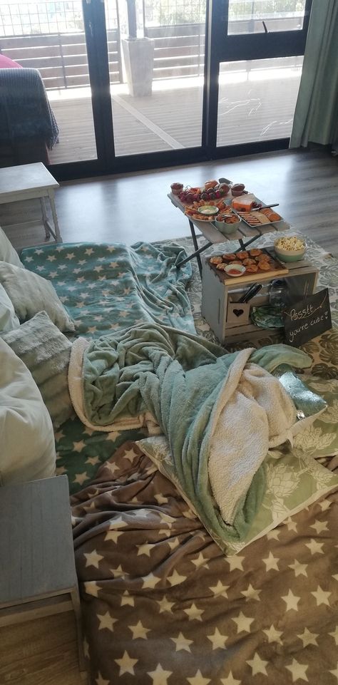 Indoor Picnic Aesthetic, Indoor Picnic Date, Picnic Aesthetics, Indoor Picnic, Aesthetic Picnic, Picnic Summer, Picnic Aesthetic, Picnic Date, Apartment Life