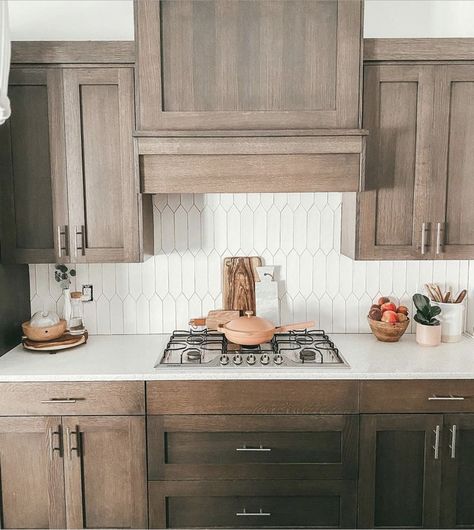 Kitchen Backsplash Stained Cabinets, Cabnits Kitchen, Home Kitchen Remodel, Cabinets Modern Kitchen, 2022 Kitchen, Kitchen Cabinet Inspiration, Stained Kitchen Cabinets, Cabinet Inspiration, Brown Kitchen Cabinets