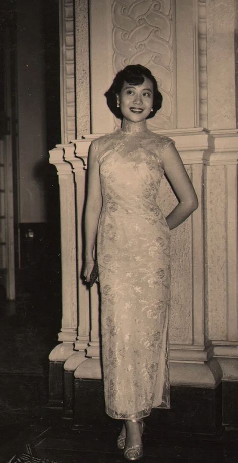 1950s Chinese Fashion, Vintage Asian Women, Shanghai Dress, Vintage Shanghai, Outrageous Fashion, Fashion 1910, Old Shanghai, 50s Women, 30s Fashion