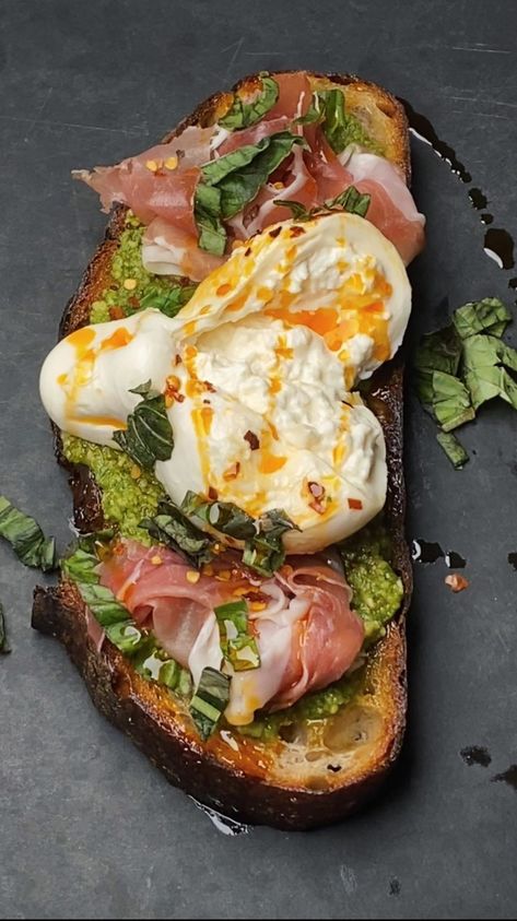 sweatspace on Instagram: Pesto Prosciutto Toast Sourdough bread toasted in evoo then topped with chili oil, avocado pesto, prosciutto, burrata, red pepper flakes,… Elin Hilderbrand Recipes, Prosciutto Toast, Prosciutto Burrata, Chic Breakfast, Pasti Fit, Avocado Pesto, Idee Pasto, Healthy Food Dishes, Läcker Mat