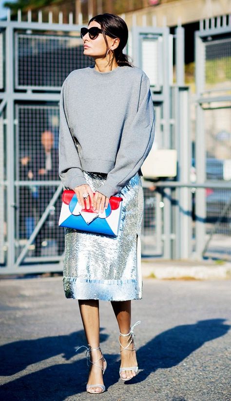 Giovanna Battaglia wears a gray sweatshirt, sequin knee-length skirt, lace-up heels, and a colorful clutch Street Style Skirt, Day To Night Outfit, Rok Midi, Sweatshirt Street Style, Street Style 2016, Silver Skirt, Giovanna Battaglia, Anna Dello Russo, Pullover Outfit