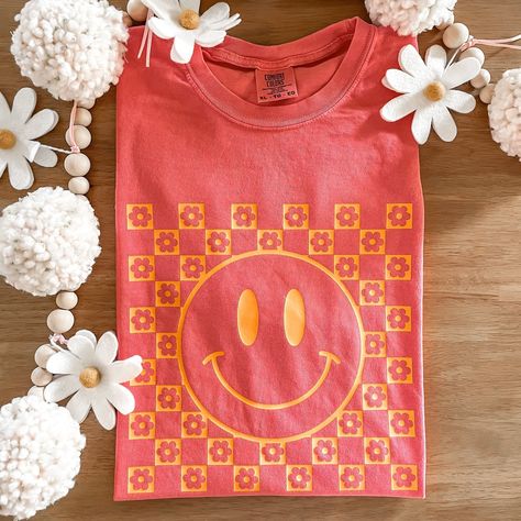 Groovy Typography, Smiley Flower, Groovy Shirt, Cute Shirt Designs, Family Shirts Matching, Trendy Graphic Tees, Vinyl Shirts, Typography Tshirt, 70s Retro