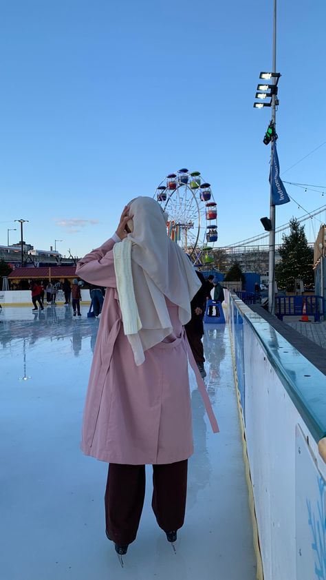 Hijabi Ice Skating Outfit, Ice Rink Outfit, Skate Aesthetic Outfits, Aesthetic Outfits Hijab, Winter Wonderland Outfit, Hangout Ideas, Roller Skating Outfits, Preppy Winter Outfits, Ski Outfits