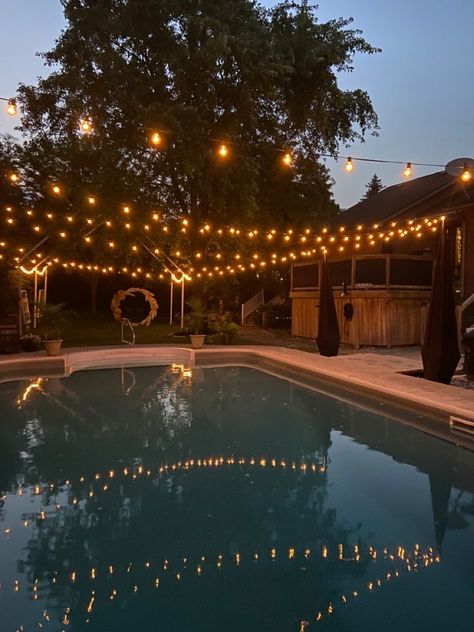 Party Aesthetic Theme Ideas, Backyard Pool Aesthetic Night, Pool Decorating Ideas For Party Night, 21 Birthday Pool Party Ideas, Pool Party Ideas At Night, Poolside Party Ideas, Birthday Pool Party Ideas Aesthetic, Pool Party Blue Theme, Night Pool Party Ideas Decorations