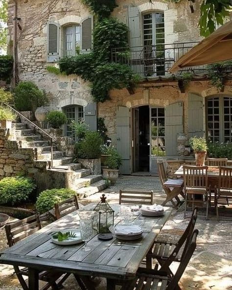 Italian Courtyard, Gardener Aesthetic, Gardening Aesthetic, Space Organization, Italian Farmhouse, Italy House, Country Ideas, Courtyard House Plans, Cottage Aesthetic