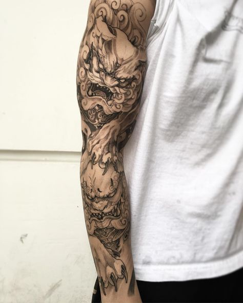 Chinese Sleeve Tattoos, Fudog Tattoo, Foo Dog Tattoo Design, Japanese Hand Tattoos, Foo Dog Tattoo, Dragon Tattoo Art, Men Tattoos Arm Sleeve, Forearm Sleeve Tattoos, Leg Tattoo Men