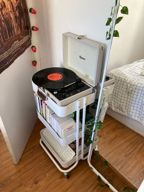 Misc Storage Ideas, Record Player In Bedroom, College Bathroom Organization, College Dorm Bathroom Ideas, Apartment Bathroom Storage, Dorm Bathroom Ideas, College Dorm Bathroom, Apartment Bathroom Organization, College Bathroom Decor