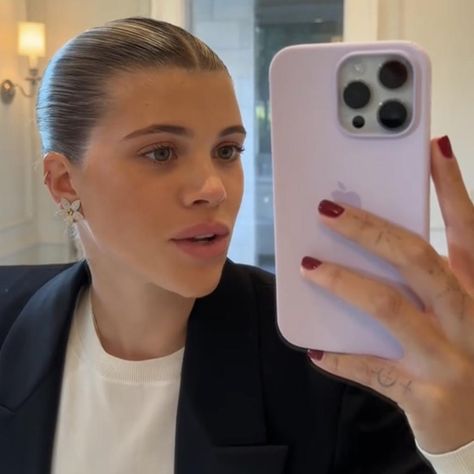 Slicked Top Knot High Bun, Hailey Bieber Slicked Back Hair, Elegant Slick Back Bun, Sofia Richie Ponytail, Slick Ponytail Short Hair, Slick Back Looks, Slick Bun Tutorial, Sofia Richie Hair, Sleek Back Bun