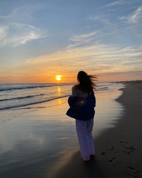 Living that Cali life 🏄‍♀️ • • • • • • #california #beach #calilifestyle #sunsets #losangeles Cali Astethic, Ab Aesthetic, Cali Girl Aesthetic, California Girl Aesthetic, California Beach Girl, Cali Aesthetic, Beach Girl Aesthetic, Cali Life, California Girl